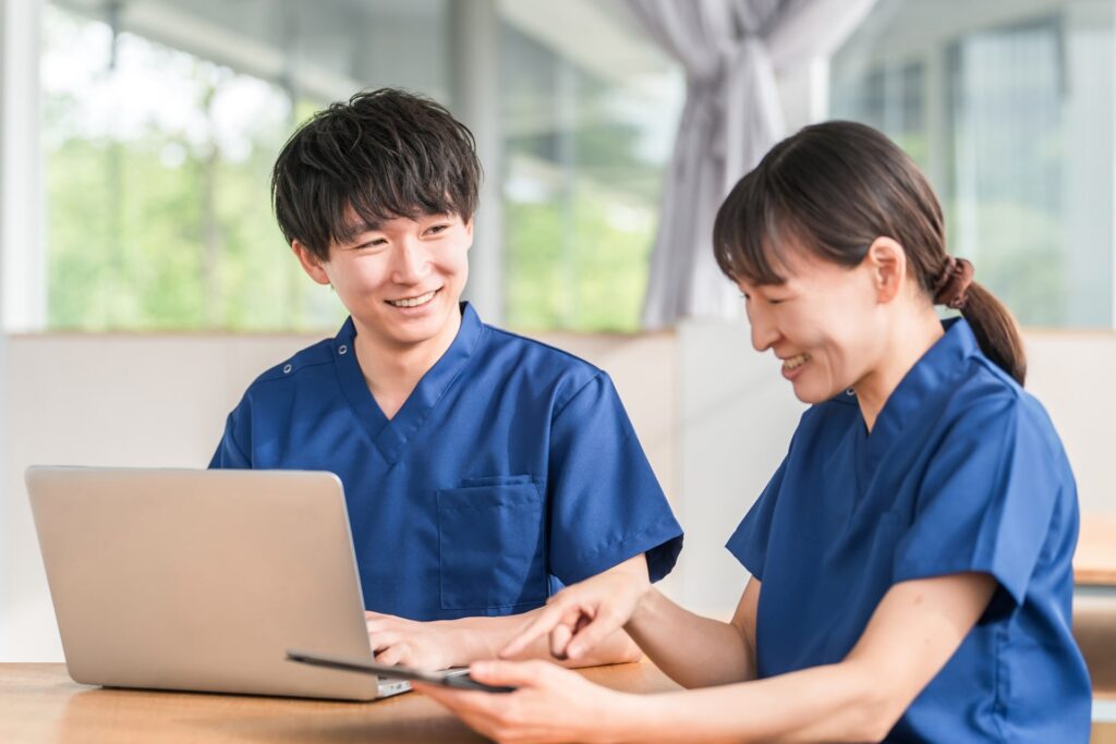 介護士ユニフォームはおしゃれに!現場で人気の選び方&おすすめ紹介